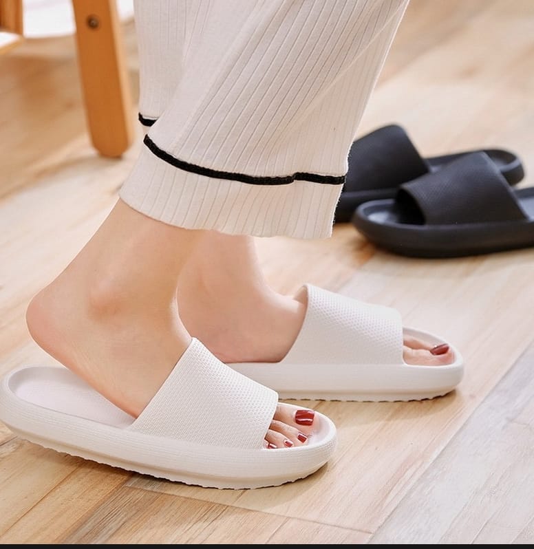 Thick Platform Bathroom Home Slippers Cloud Slippers Women Soft Sole EVA Indoor Slides Sandals Summer Non-Slip Flip Flops